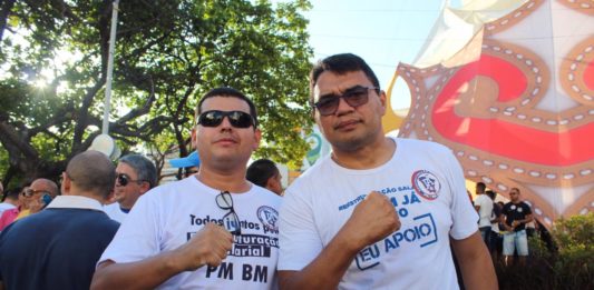 Os policiais e bombeiros militares aguardam serem ouvidos