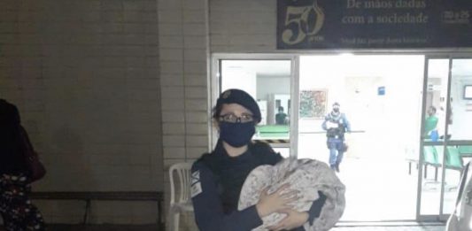 Sargento Reginauro celebra nascimento de criança ajudado pela Guarda Municipal